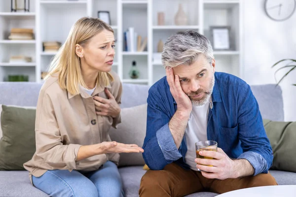 Family Quarrel Woman Wife Yelling Alcoholic Husband Couple Sitting Home — Stock Photo, Image