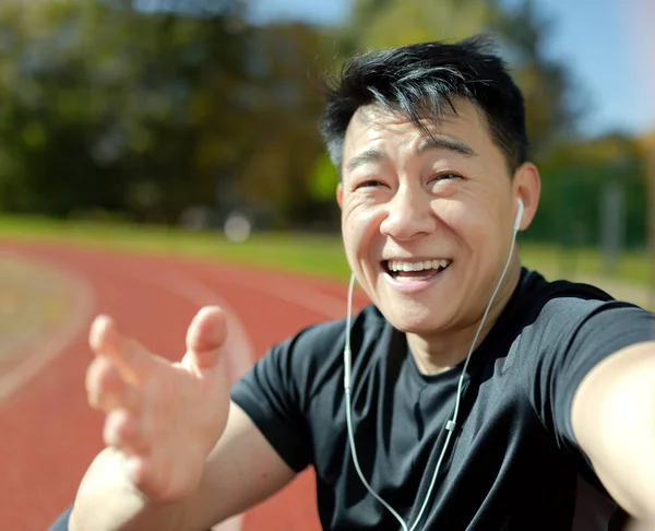 Nahaufnahme Ein Junger Asiatischer Sportler Mit Kopfhörer Telefoniert Videoanruf Und — Stockfoto
