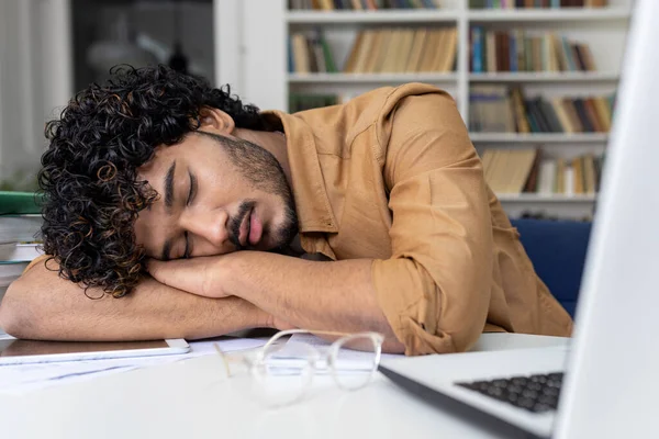 Estudante Cansado Dormindo Mesa Dentro Biblioteca Acadêmica Universidade Homem Hispânico — Fotografia de Stock