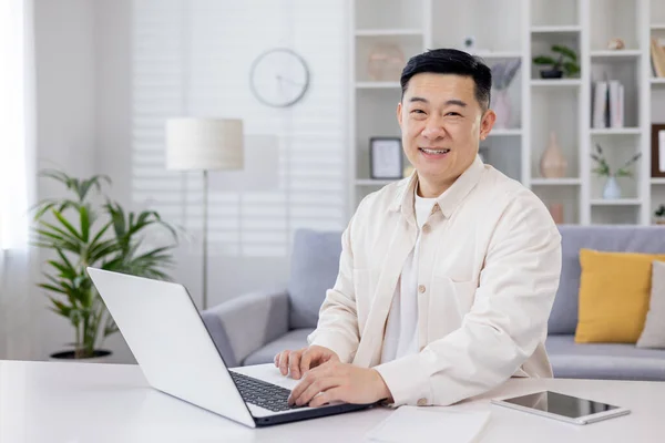 Porträtt Framgångsrik Asiatisk Programmerare Man Som Arbetar Distans Från Hemmakontoret — Stockfoto