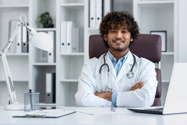 Portrét Úspěšného Hinduistického Doktora Kanceláři Moderní Kliniky Jak Sedí Pracovišti — Stock fotografie
