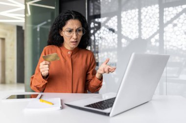 Ofisteki tatminsiz ve öfkeli iş kadını, işyerindeki İspanyol kadın çevrimiçi dolandırıcılar tarafından aldatıldı, banka kartından para transfer etmeye çalışan kadın çalışan, hata aldı.