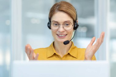 Evden uzaktan çalışan başarılı iş kadınının, çevrimiçi ulaşım lojistik merkezi çalışanı gülümseyen ve danışmanlık yapan müşterilere, pencerede oturan gömlekli kadına yakın çekim.