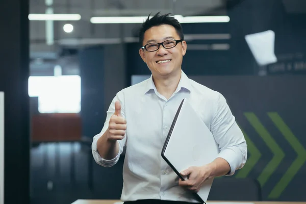 Porträtt Framgångsrik Ung Asiatisk Manlig Programmerare Stående Ett Modernt Kontor — Stockfoto