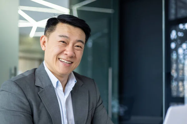 Närbild Porträtt Framgångsrika Asiatiska Finansiär Investerare Vuxen Chef Ler Och — Stockfoto