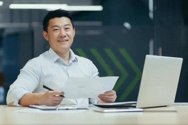 Kontorsarbete Porträtt Ung Asiatisk Man Som Arbetar Bärbar Dator Och — Stockfoto