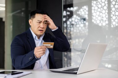 Ofiste çalışan dolandırılmış ve hayal kırıklığına uğramış işadamı, parayı ve online alışverişi transfer etmeye çalışan adam, sahte faaliyet kredi kartı erişimi hatası.