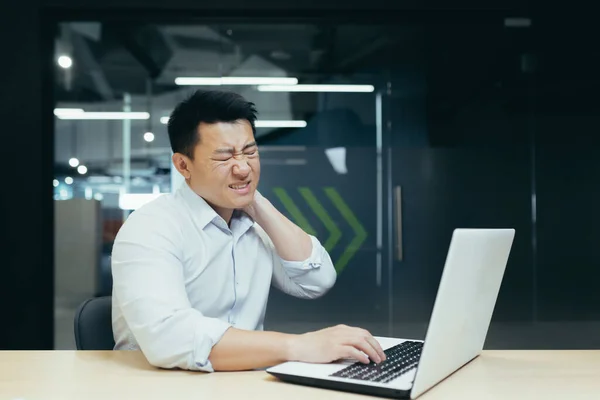 Funcionário Escritório Origem Asiática Está Trabalhando Laptop Segurando Seu Pescoço — Fotografia de Stock