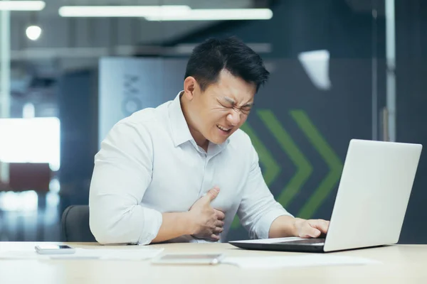 Funcionário Escritório Origem Asiática Está Trabalhando Laptop Segurando Seu Peito — Fotografia de Stock