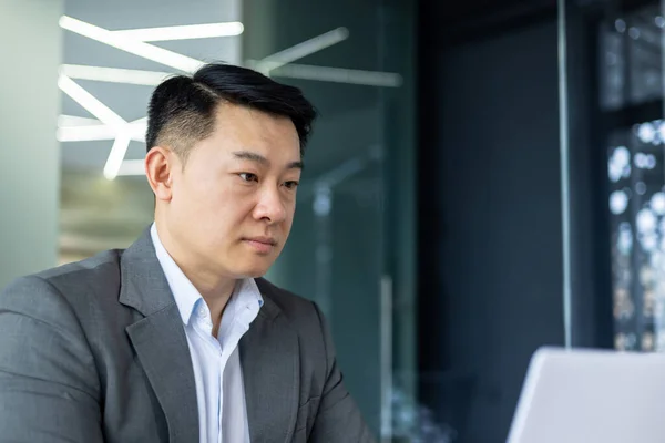 Poważny Skupiony Biznesmen Pracujący Laptopem Człowiek Wewnątrz Biurowca Azjatycki Szef — Zdjęcie stockowe
