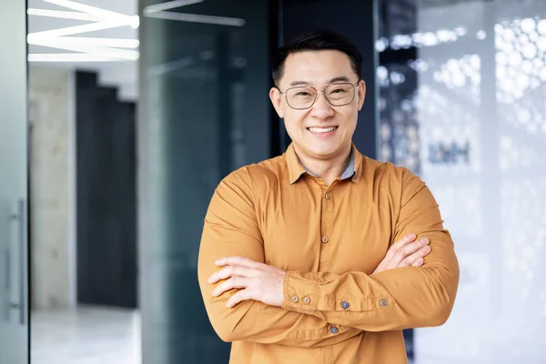 Porträtt Framgångsrik Asiatisk Affärsman Man Inne Kontor Bär Skjorta Och — Stockfoto