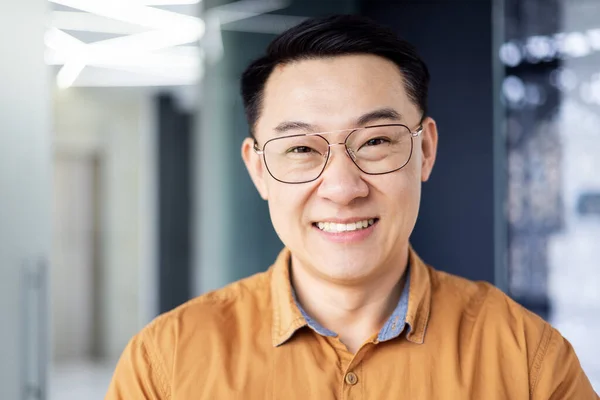 Närbild Foto Porträtt Framgångsrika Unga Asiatiska Investerare Man Glasögon Ler — Stockfoto