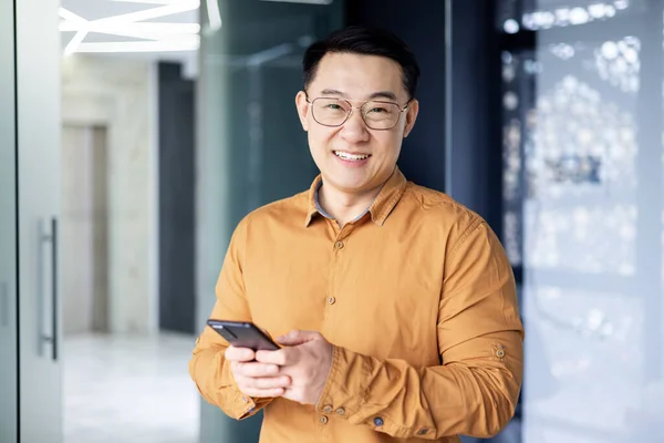 Porträtt Framgångsrik Asiatisk Man Kontoret Man Nära Fönstret Ler Och — Stockfoto