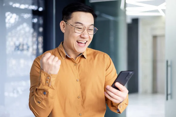 Successful Asian Boss Window Received Good News Online Businessman Use —  Fotos de Stock