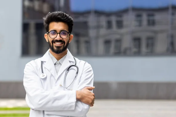 Portrét Šťastného Úspěšného Hinduistického Doktora Mladého Lékaře Který Usmívá Dívá — Stock fotografie