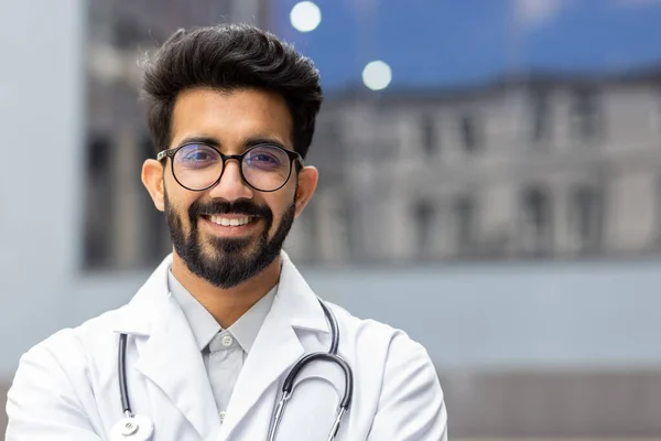 Retrato Cerca Del Médico Hindú Hombre Con Gafas Sonriendo Mirando — Foto de Stock