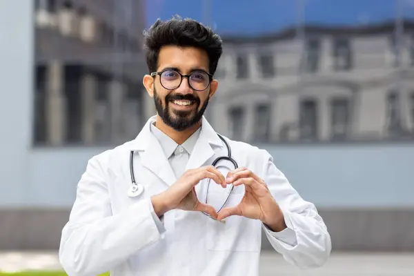 Portrét Přátelského Lékaře Hinduistický Muž Bílém Lékařském Kabátě Usmívá Dívá — Stock fotografie