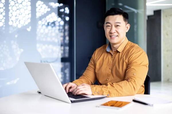 Ung Och Framgångsrik Asiatisk Affärsman Att Arbeta Laptop Inne Moderna — Stockfoto