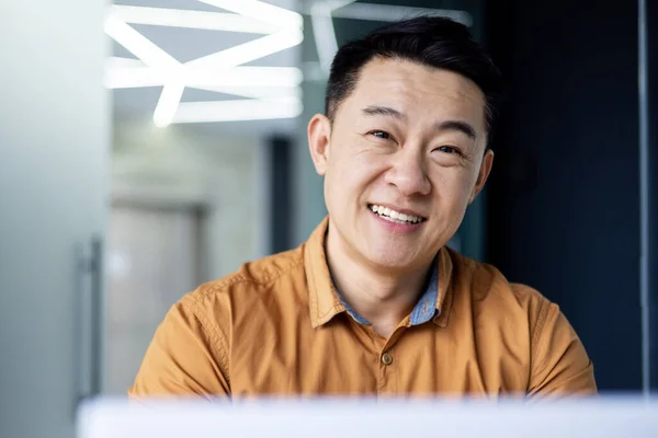 Fotografía Cerca Retrato Joven Guapo Sonriente Empresario Asiático Camisa Oficina — Foto de Stock