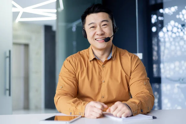 Cheerful Smiling Online Customer Support Tech Worker Asian Man Call — Zdjęcie stockowe