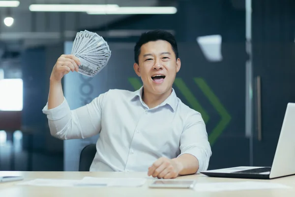 Portret Uśmiechniętego Młodego Azjaty Biznesmena Siedzącego Biurze Przed Kamerą Pokazującego — Zdjęcie stockowe