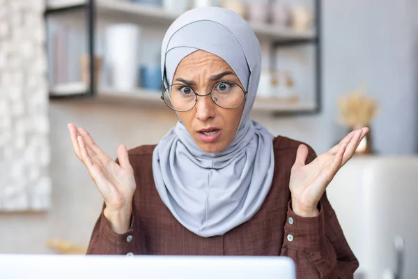 Fotografia Perto Uma Jovem Muçulmana Hijab Óculos Senta Casa Frente — Fotografia de Stock