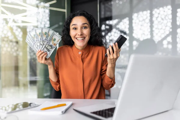 Sukces Latynoskiej Kobiety Patrzącej Kamerę Uśmiechniętą Bizneswoman Trzymająca Kartę Kredytową — Zdjęcie stockowe