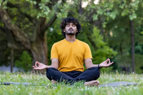 Joven Hombre Hispano Relajándose Parque Meditando Practicando Yoga Pose Loto — Foto de Stock