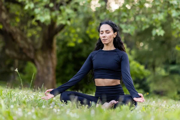Joven Hermosa Mujer Hispana Parque Sentada Alfombra Fitness Meditando Pose — Foto de Stock