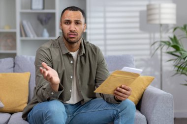 Üzüntülü bir Latin Amerikalı adamın portresi. Üzülerek kameraya bakar ve elinde kötü haberlerin olduğu bir mektup tutar. Endişeli bir şekilde ellerini açıyor..