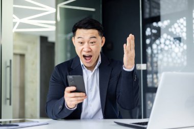 Başarılı Asyalı işadamı internet üzerinden iyi haberler aldı, işyeri patronu başarıyı kutlamayı durdurdu ve kazandı..