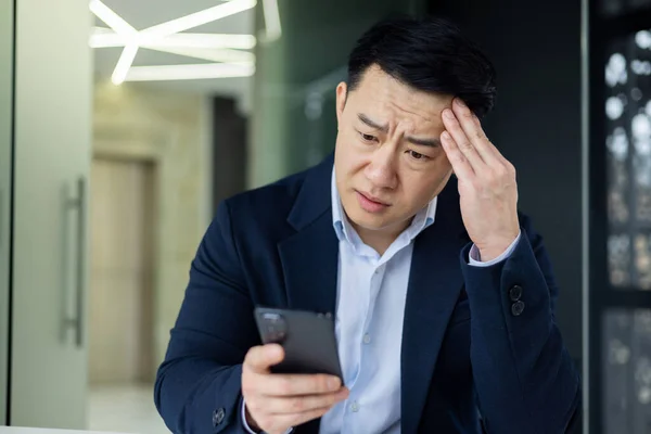 Empresário Lendo Más Notícias Line Telefone Homem Asiático Desapontado Triste — Fotografia de Stock