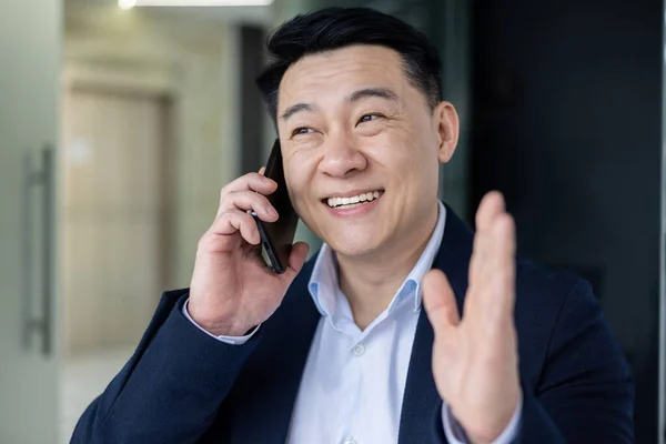 Glada Och Framgångsrika Asiatiska Affärsman Som Arbetar Inne Kontoret Arbetsplatsen — Stockfoto