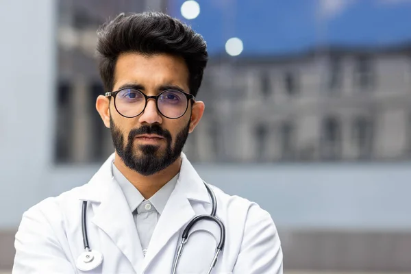 Detail Portrét Mladého Indického Lékaře Muž Bílém Lékařském Kabátě Vážné — Stock fotografie