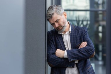 Ofis binasının dışında üzgün ve depresif bir patron, finansal başarısızlık ve yetişkin yatırımcının iflası, takım elbiseli gri saçlı adam finansman konusunda hayal kırıklığına uğradı..