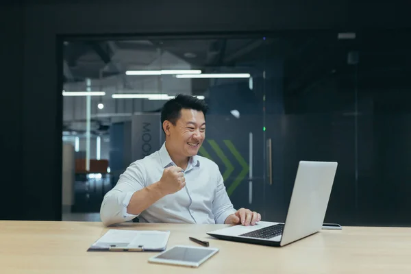 Ung Leende Asiatisk Affärsman Vit Skjorta Arbetar Kontoret Med Laptop — Stockfoto
