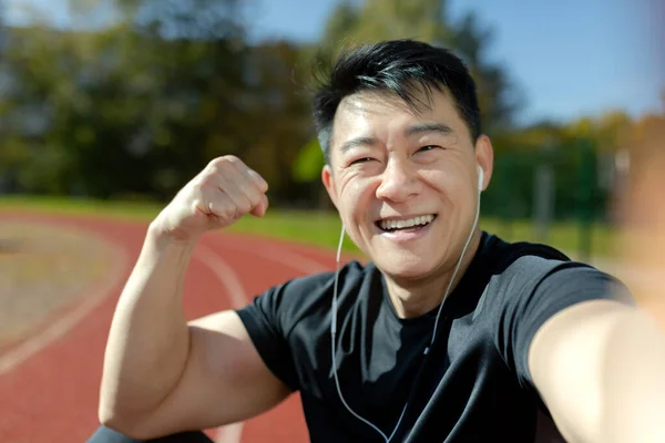 Videoanruf Und Online Chat Asiatischer Mann Joggt Und Macht Fitness — Stockfoto