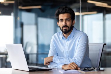 Yetişkin işadamı portresi, ciddi düşünen bir adam kameraya bakıyor, iş yerinde çalışan iş adamı iş yerinde bilgisayarını kullanıyor..