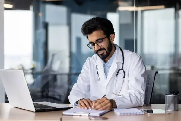 Modern Klinikte Çalışan Başarılı Gülümseyen Bir Doktor Beyaz Önlüklü Hintli — Stok fotoğraf