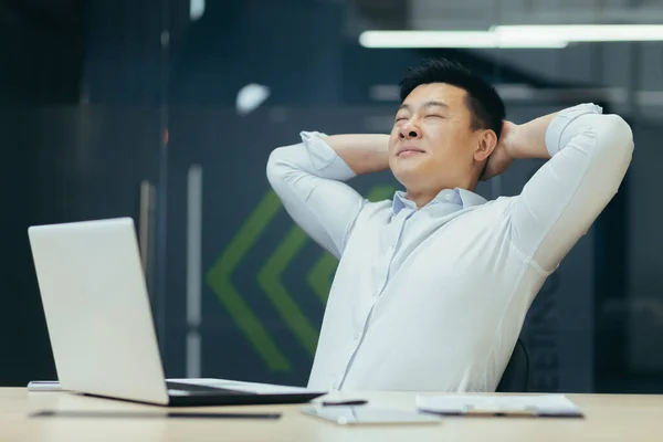 Jovem Empresário Asiático Sentado Escritório Mesa Descansando Durante Dia Trabalho — Fotografia de Stock