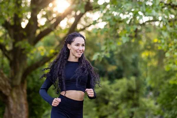 Młoda Zmotywowana Radosna Kobieta Biegająca Rano Parku Publicznym Wśród Drzew — Zdjęcie stockowe
