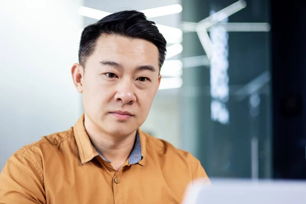 Funderar Allvarlig Asiatisk Affärsman Som Arbetar Inne Kontoret Arbetsplatsen Man — Stockfoto