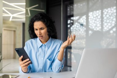 İş yerindeki kızgın İspanyol iş kadını telefondaki uygulamayı kullanarak haberleri okuyor, çalışan ofisteki akıllı telefondan haber ve tebligat aldı.