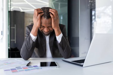 Afro-Amerikalı yetişkin iş adamı, iş yerinde depresyondan dolayı üzgün. Ofisin ortasında çalışan son sınıf öğrencisi, mali başarı bankeri yatırımcının sonuçlarından memnun değil.