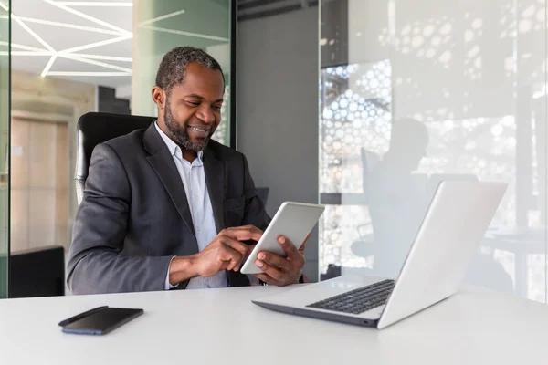 Érett Felnőtt Afro Amerikai Főnök Befektető Munkahelyen Segítségével Tabletta Számítógép — Stock Fotó