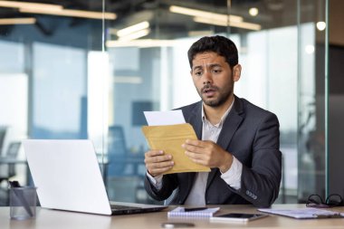 Bu başarının sonuçlarına üzülüp hayal kırıklığına uğrayan genç işadamı bir posta mesajı aldı. Hispanik adam umutsuzca haberleri okuyor. Ofisin içinde dizüstü bilgisayarla çalışıyor..