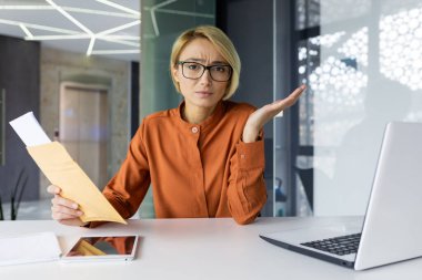 Ofis içinde üzgün ve hayal kırıklığına uğramış bir kadının portresi, kötü haberlerle dolu bir mektup tutan bir iş kadını, kameraya bakan bir işçi, iflas tebligatı aldı..