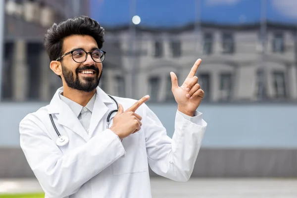 Een Jonge Hindoe Dokter Van Buiten Kliniek Glimlacht Kijkt Weg — Stockfoto