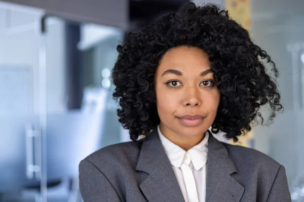 Detail Portrét Vážné Sebevědomé Podnikatelky Africké Americké Ženy Kudrnatými Vlasy — Stock fotografie