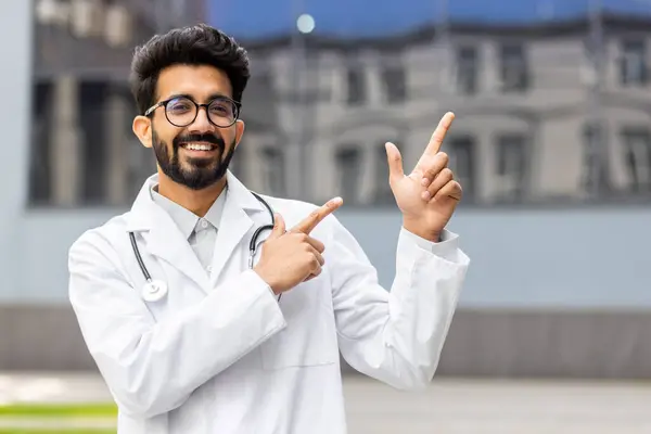 Portret Młodego Odnoszącego Sukcesy Indyjskiego Lekarza Zewnątrz Kliniki Lekarz Białym — Zdjęcie stockowe